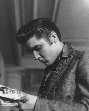 Elvis Presley - am Lesen