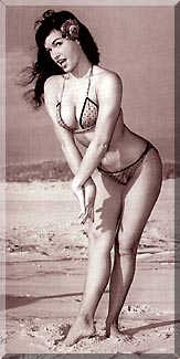 Bettie Page - Koketierend am Strand