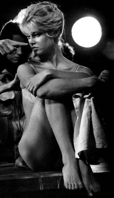 Brigitte Bardot - Sitzend