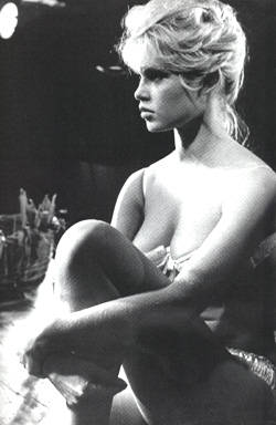 Brigitte Bardot - sitzend