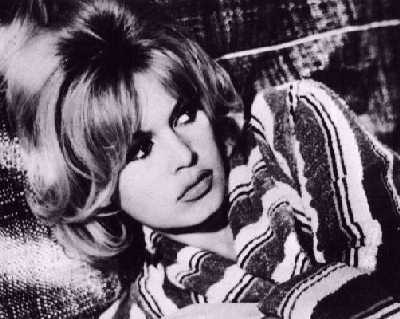Brigitte Bardot - liegend