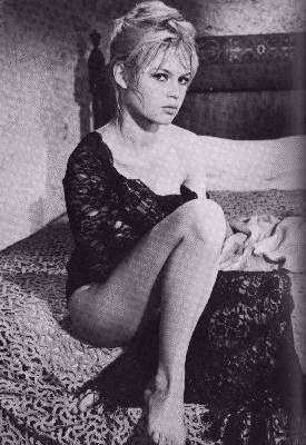 Brigitte Bardot - auf dem Bett kauernd