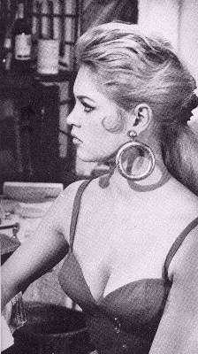 Brigitte Bardot - mit Riesenohrring