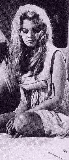 Brigitte Bardot - sitzend