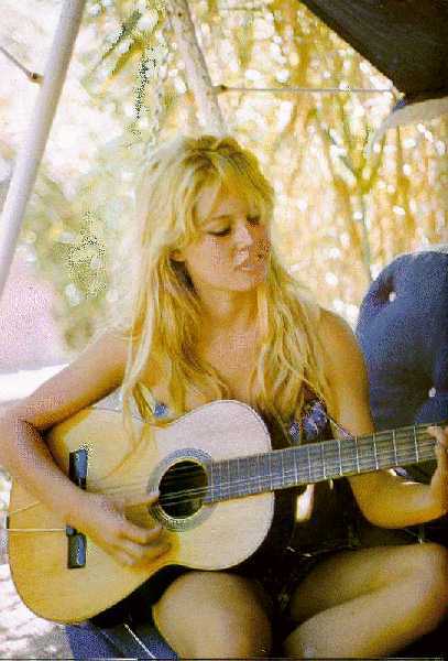 Brigitte Bardot - mit Gitarre