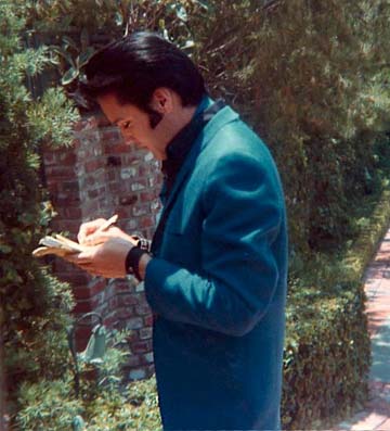 Elvis Presley - am Schreiben