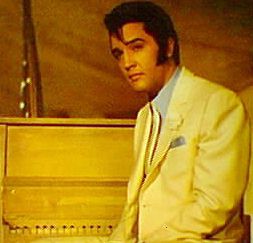 Elvis Presley - vor Klavier