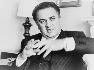 Federico Fellini - gestikulierend