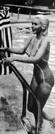 Jayne Mansfield - Nass aus dem Pool kommend