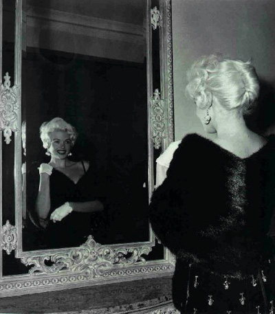 Jayne Mansfield - vor dem Spiegel