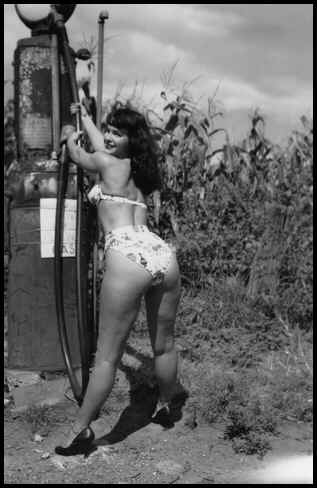 Bettie Page - an Tankstelle
