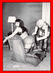 Bettie Page - an Fauteuil gefesselt