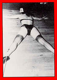 Bettie Page - am Boden gefesselt