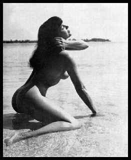Bettie Page - am Wasser