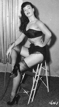 Bettie Page - mit Peitsche, sitzend