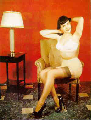 Bettie Page - sitzend