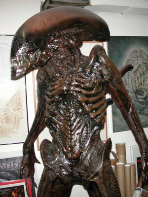 Lebensgrosses Alien aus <i>Alien Resurrection</i>