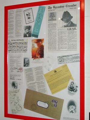 <i>Indiana Jones</i> Requisiten gerahmt aus Teil 3