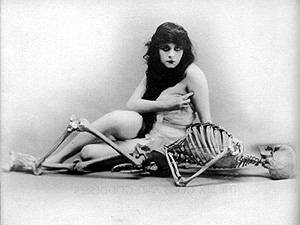 Theda Bara - Nackt mit Skelett