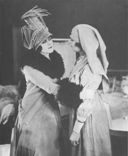 Theda Bara - mit Hut